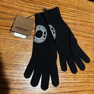 New Burberry black womens gloves
Knitted, cashmere